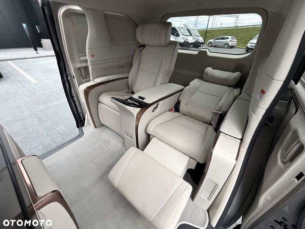 Lexus LM - 29