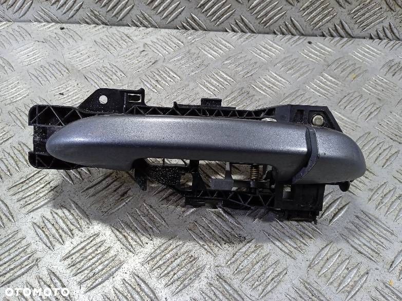 KLAMKA ZEWNĘTRZNA PRAWY PRZÓD VOLKSWAGEN PASSAT B6 - 1