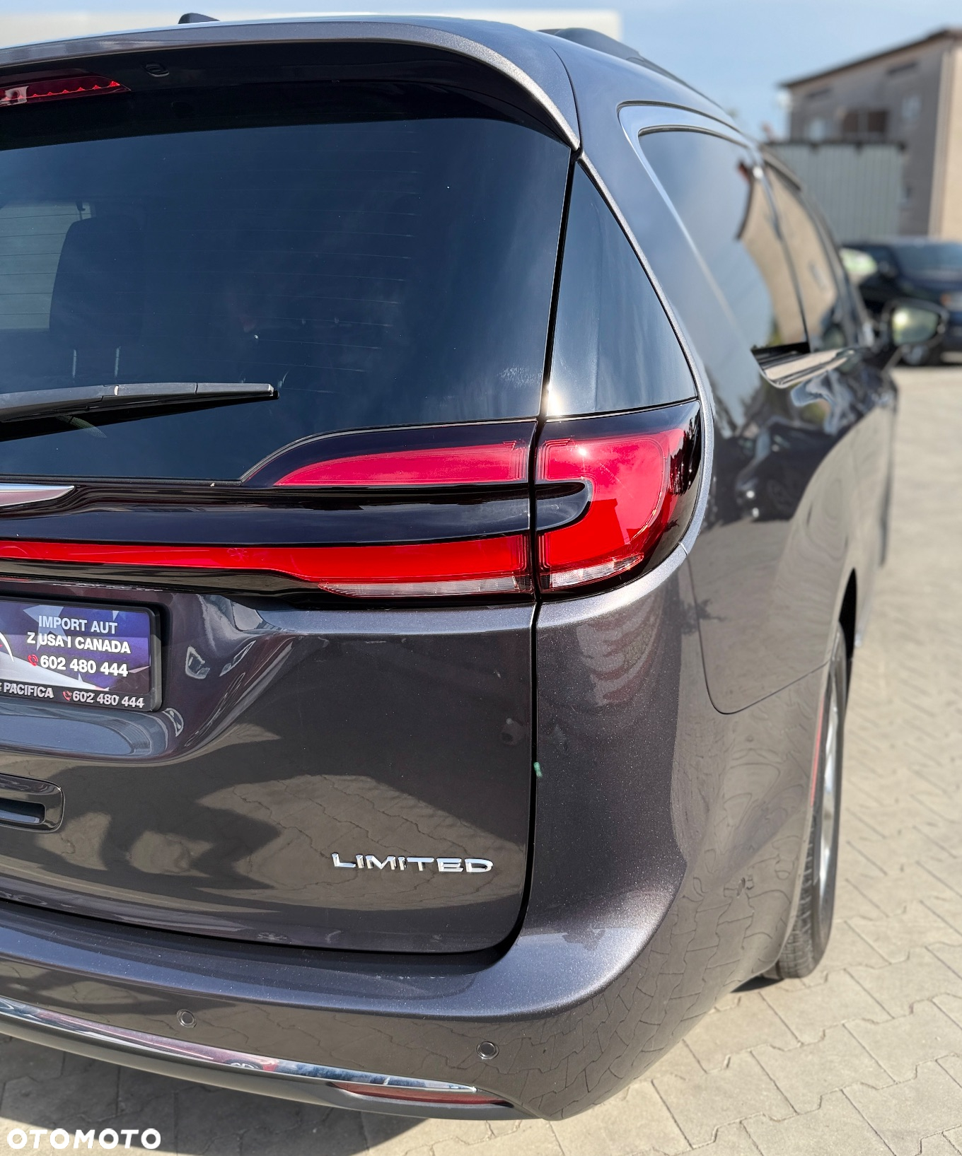 Chrysler Pacifica - 12