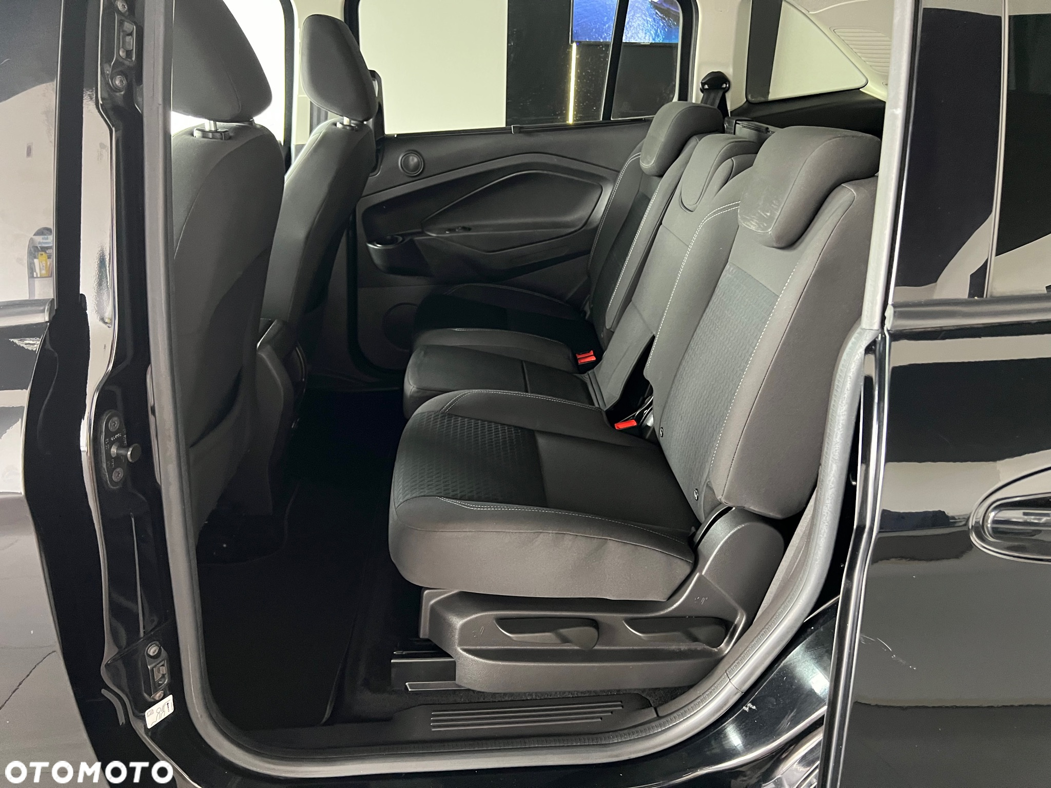 Ford Grand C-MAX - 24