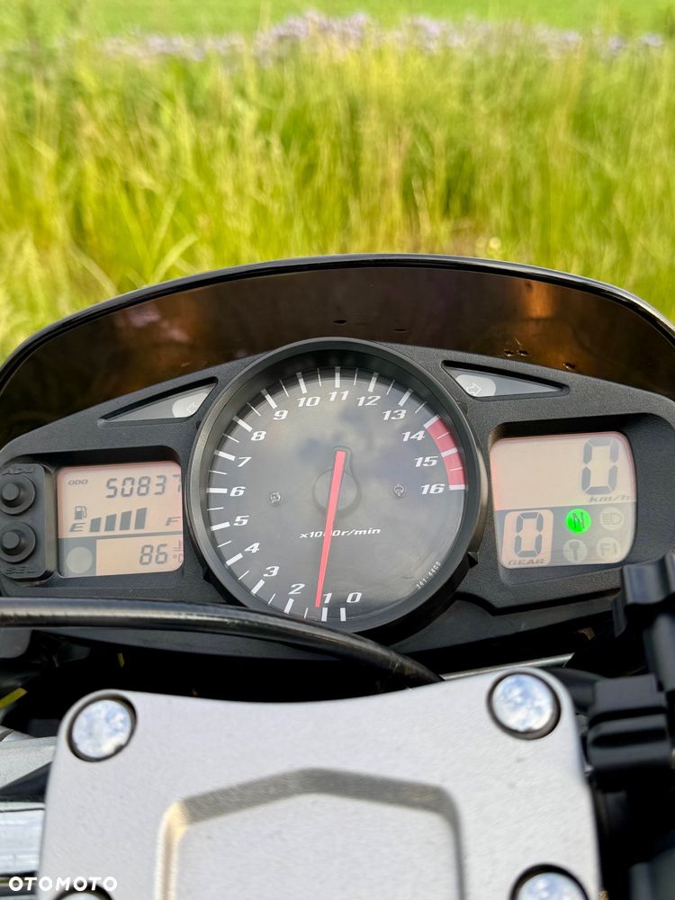 Suzuki GSR - 11
