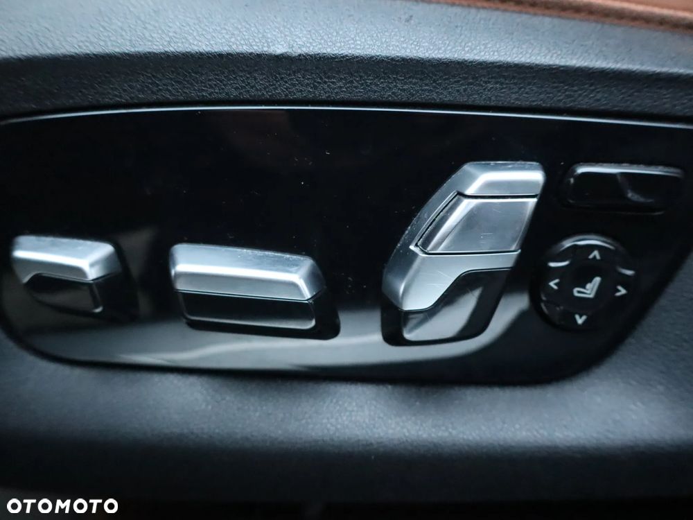 BMW Seria 7 750i xDrive sport - 37