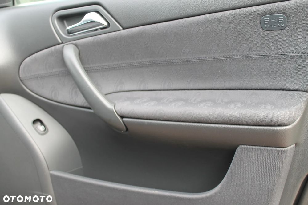 Mercedes-Benz Klasa C 200 CGI Elegance - 21