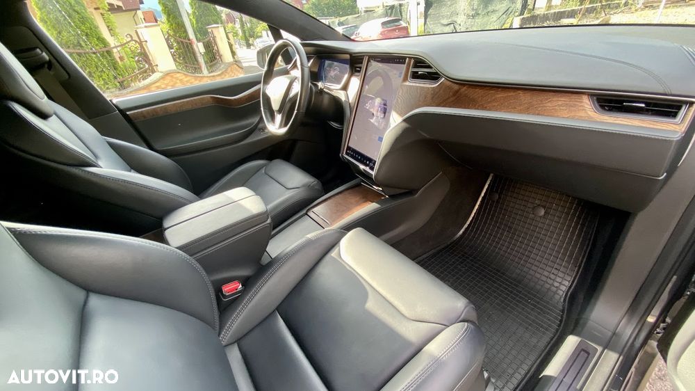 Tesla Model X - 7