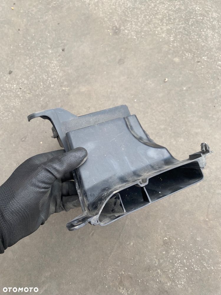 TOYOTA COROLLA E21  WLOT ŁAPACZ DOLOT POWIETRZA Z PASA PRZEDNIEGO NA PAS PRZEDNI DO FILTRA POWIETRZA RURA SSĄCA 17753-0Y010  177530Y010 E 21 E210 E 210 XII sedan kierownica wlotu powietrza - 3