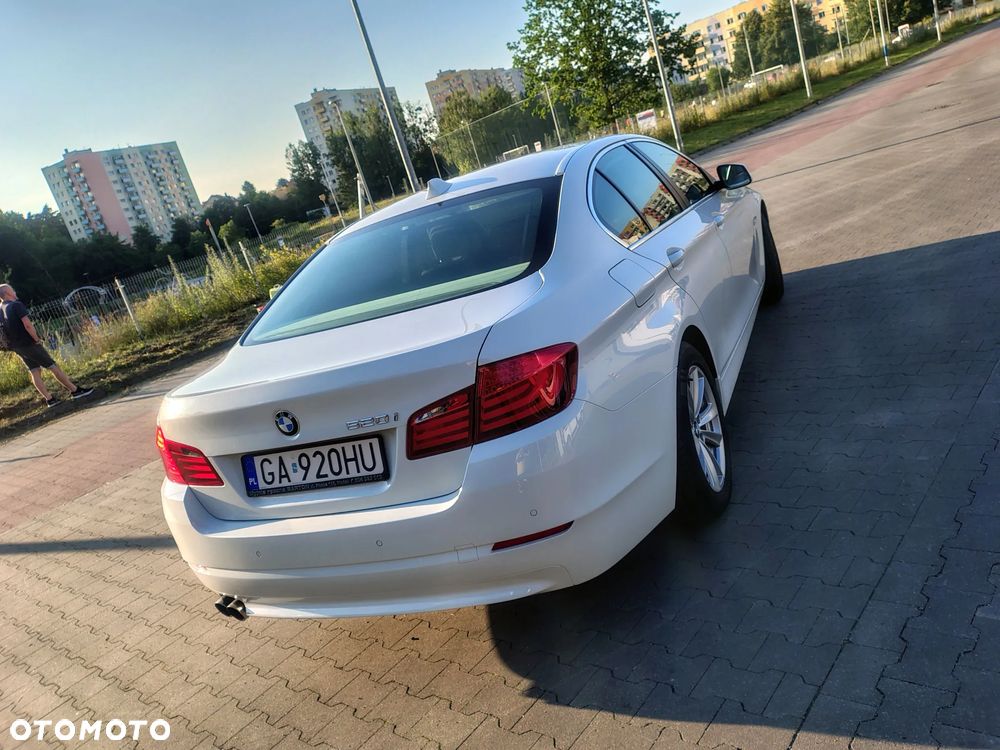 BMW Seria 5 520i - 11