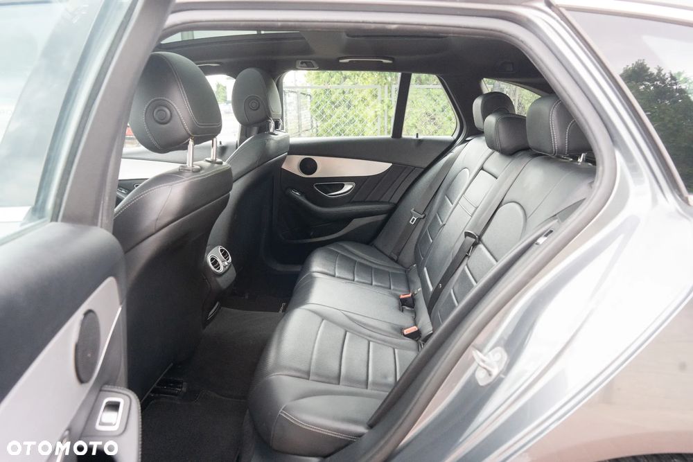 Mercedes-Benz Klasa C 180 9G-TRONIC AMG Line - 12