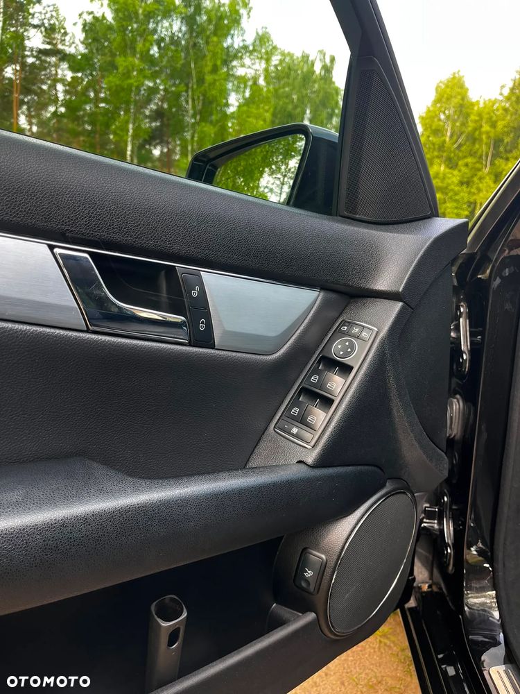 Mercedes-Benz Klasa C 180 CGI Automatik BlueEFFICIENCY Avantgarde - 16