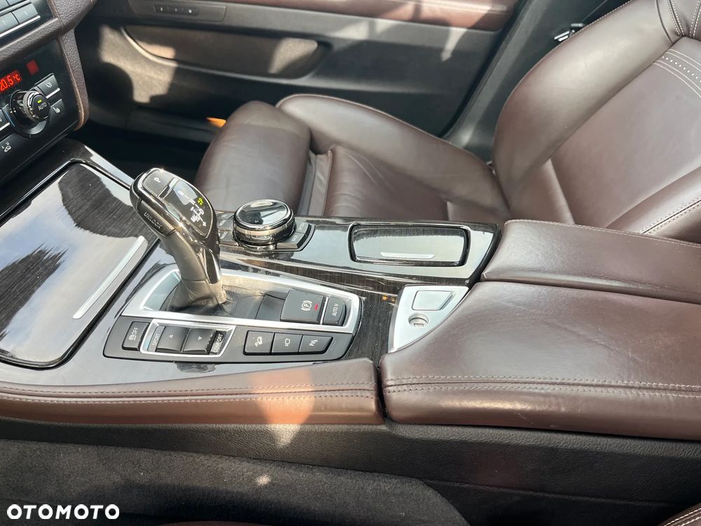 BMW Seria 5 550i xDrive - 28