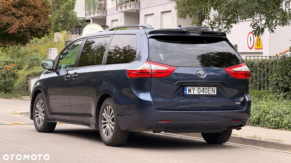 Toyota Sienna - 4