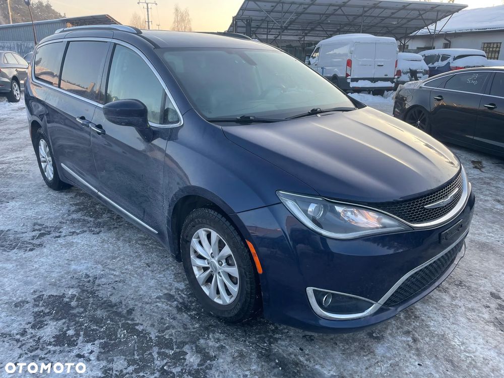 Chrysler Pacifica - 1