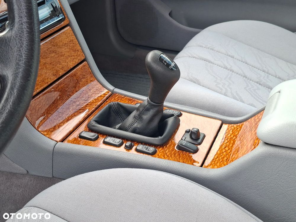 Mercedes-Benz Klasa E 240 Classic - 13