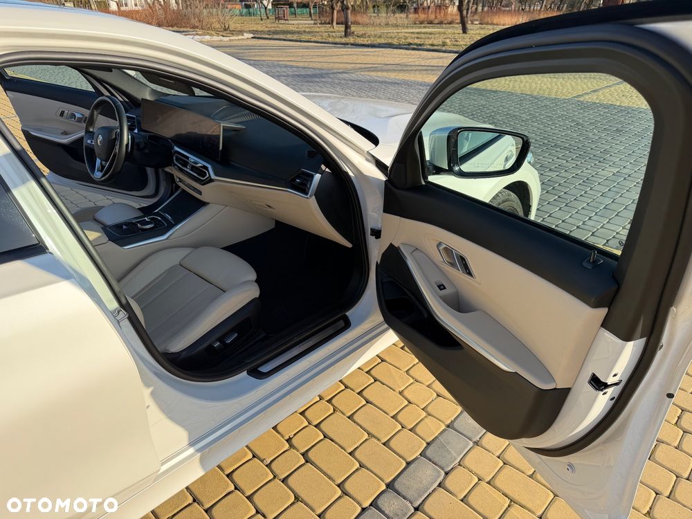 BMW Seria 3 330i xDrive Sport Line - 13