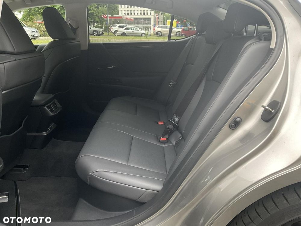 Lexus ES 300h F Sport Design - 15