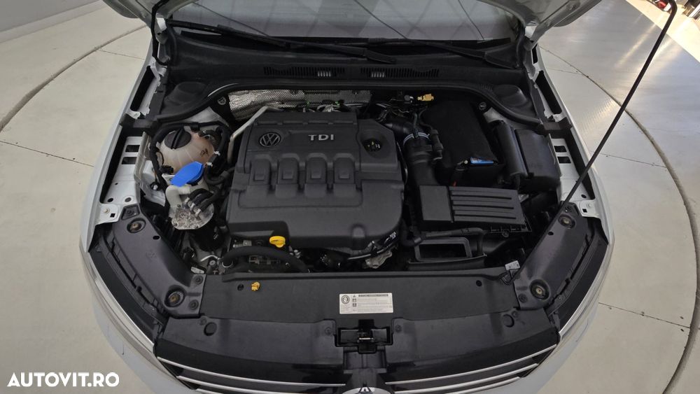 Volkswagen Jetta 2.0 TDI Highline - 24