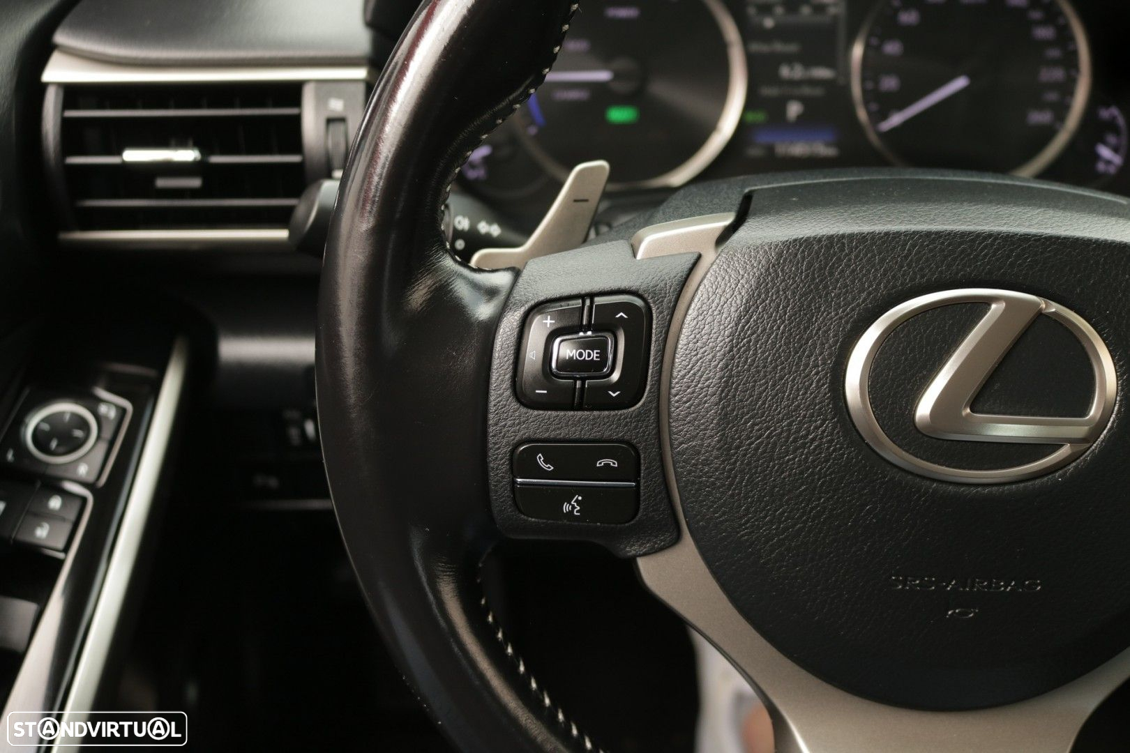 Lexus IS 300H Executive - 36