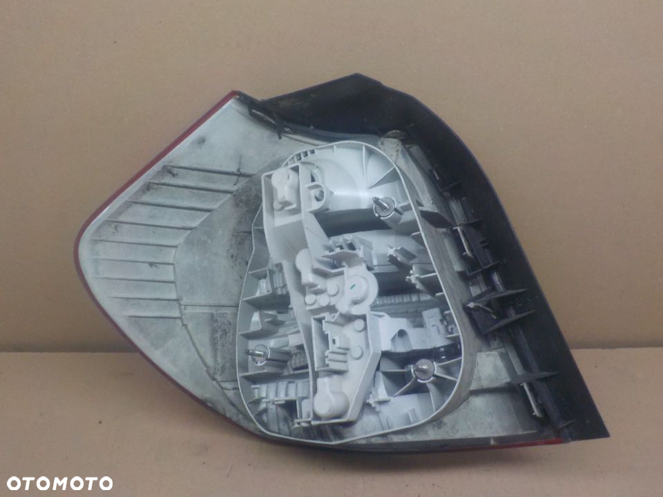 BMW E87 E81 LAMPA PRAWY TYŁ - 2