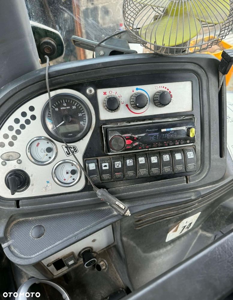 JCB 3cx - 16