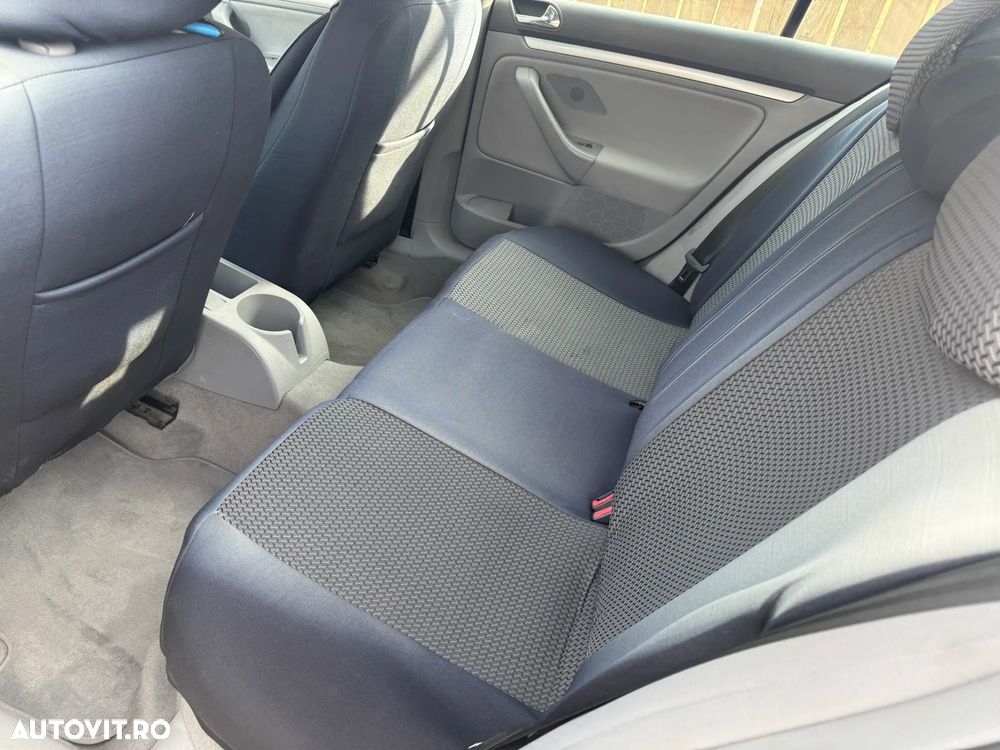 Volkswagen Golf 1.6 FSI Comfortline - 11