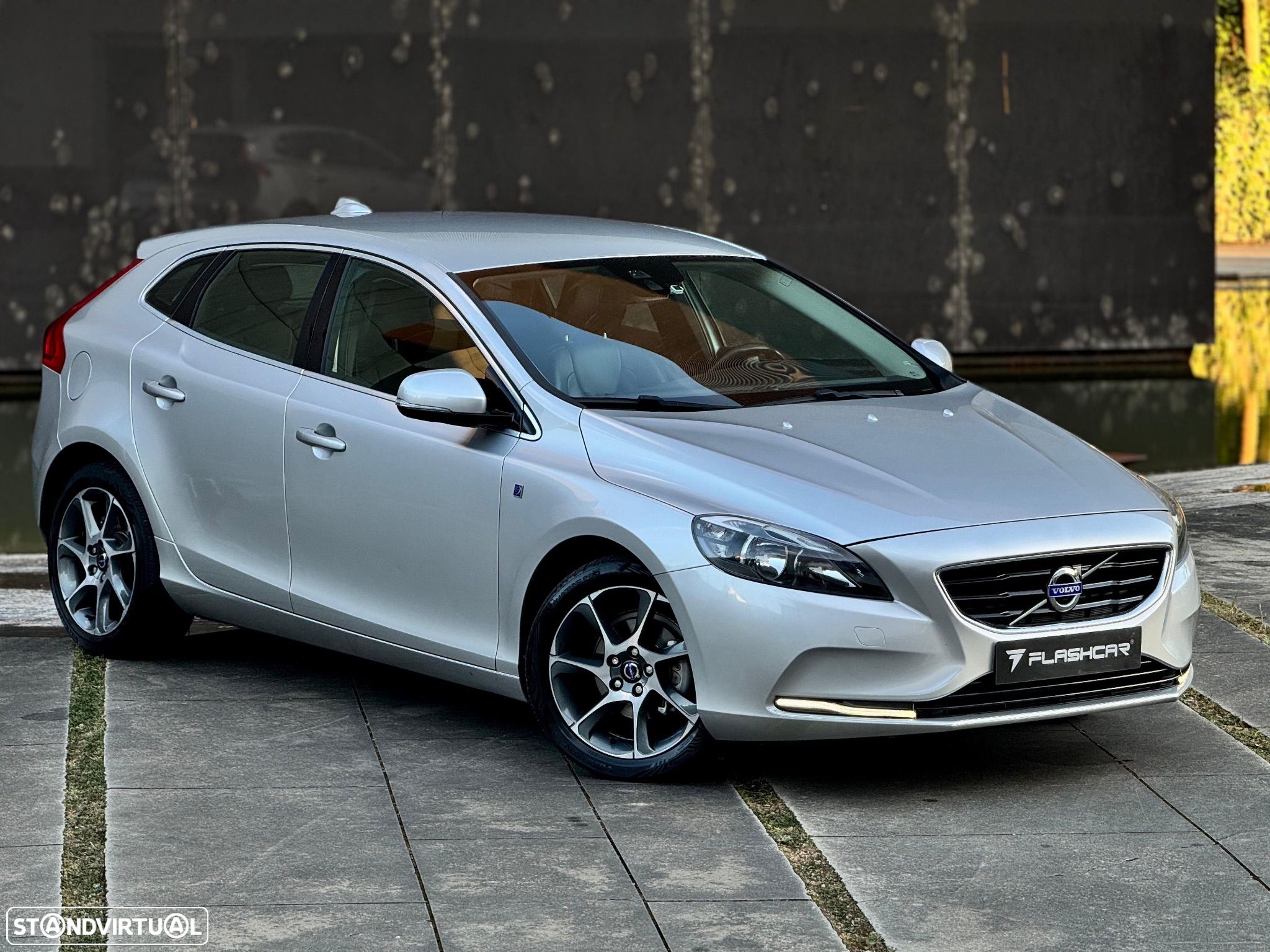 Volvo V40 1.6 D2 R-Design Momentum - 1