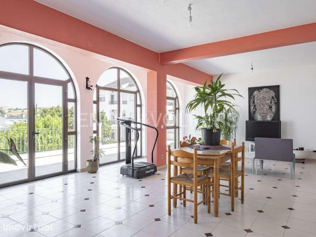 Moradia T7 com grande potencial de investimento - Grande imagem: 3/30