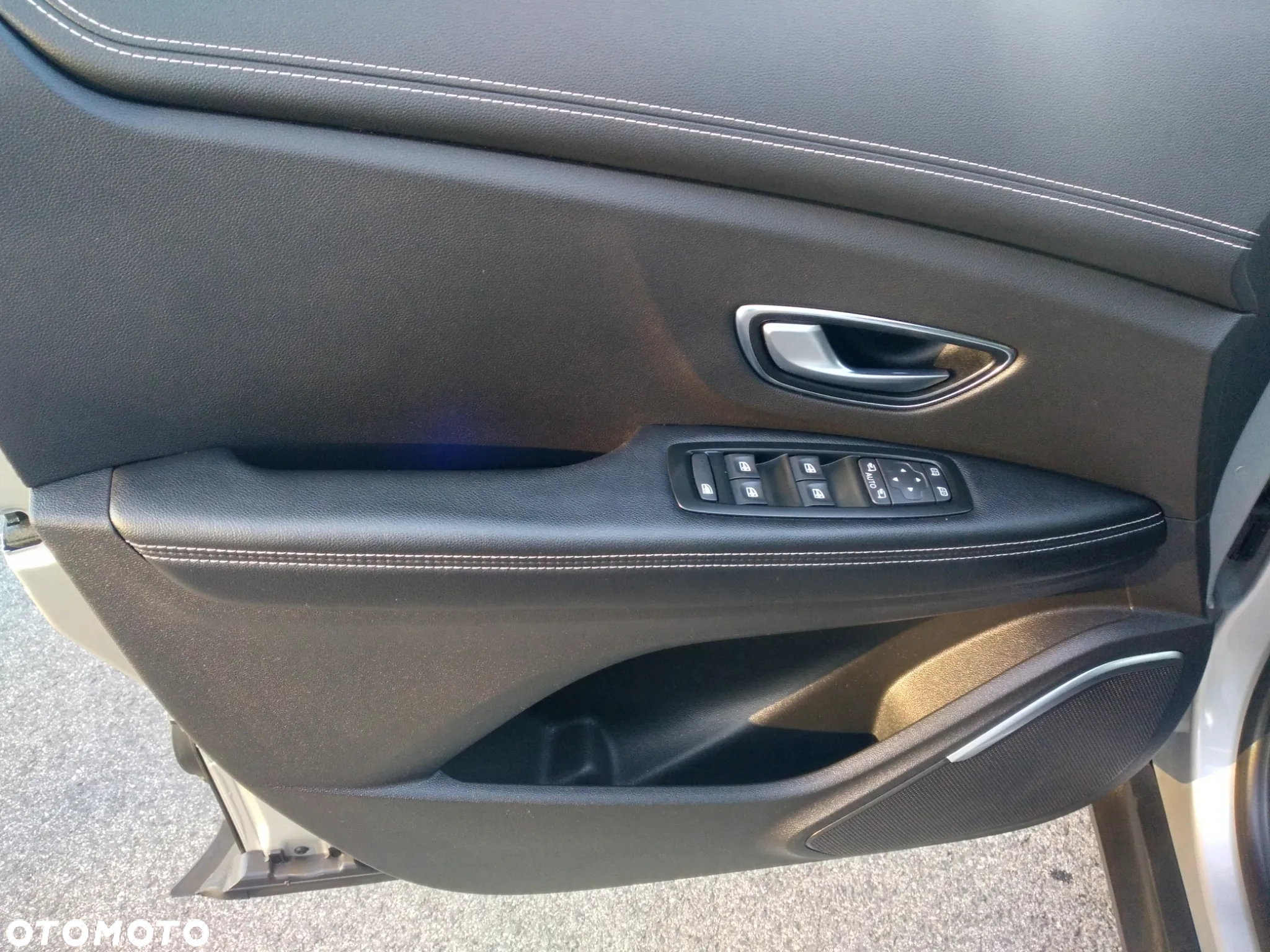 Renault Scenic ENERGY TCe 140 EDC INTENS - 12