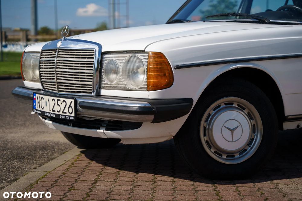 Mercedes-Benz W123 1978 photo 2