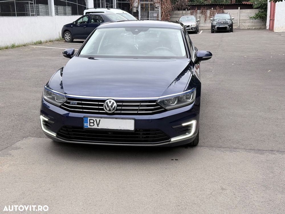 Volkswagen Passat - 1