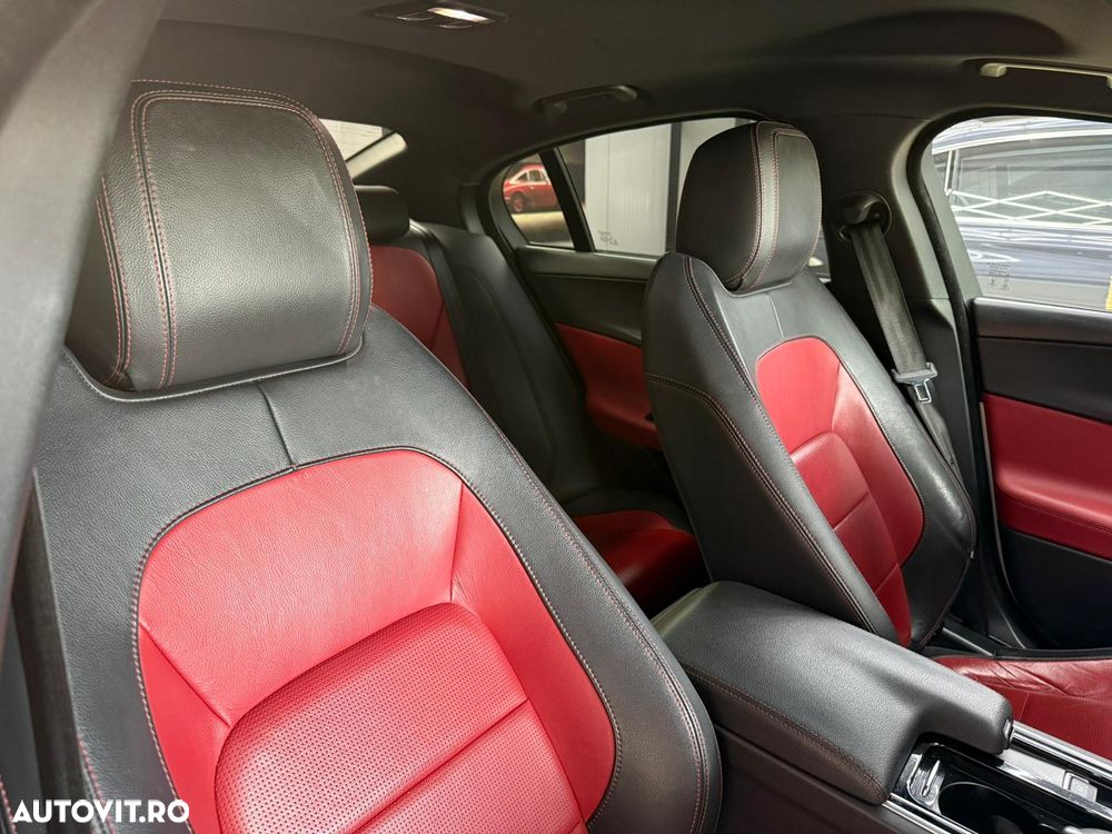 Jaguar XE 2.0 AWD R-Sport - 32