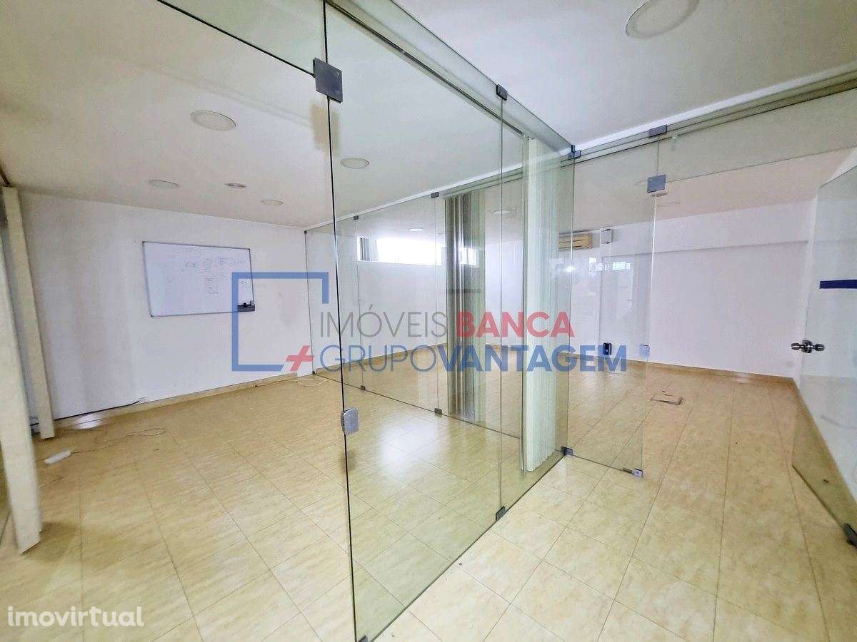 OPORTUNIDADE ÚNICA EM SETÚBAL: 263m² de Versatilidade no Bairro Afo... - Grande imagem: 4/25