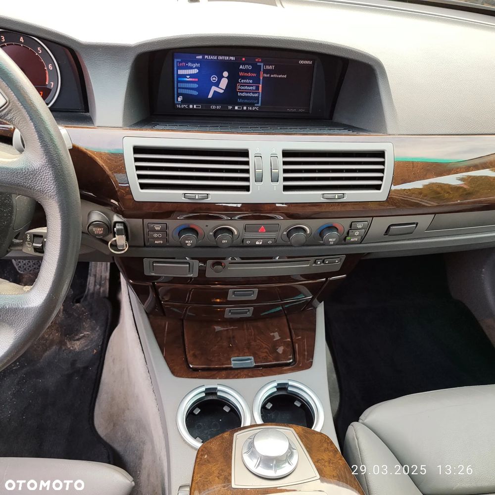 BMW Seria 7 745i - 12