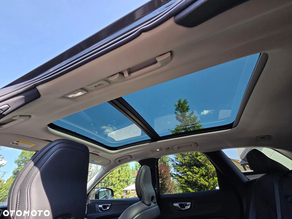 Volvo XC 60 B5 B AWD Plus Dark - 19