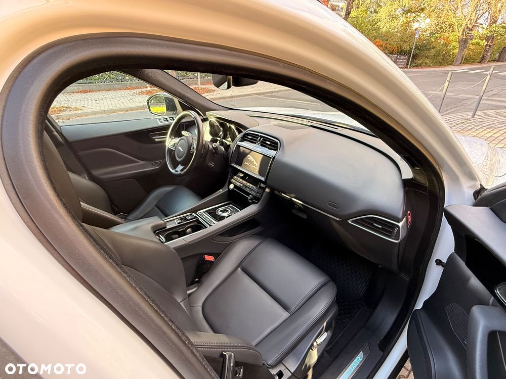 Jaguar F-Pace 25t AWD Prestige - 7