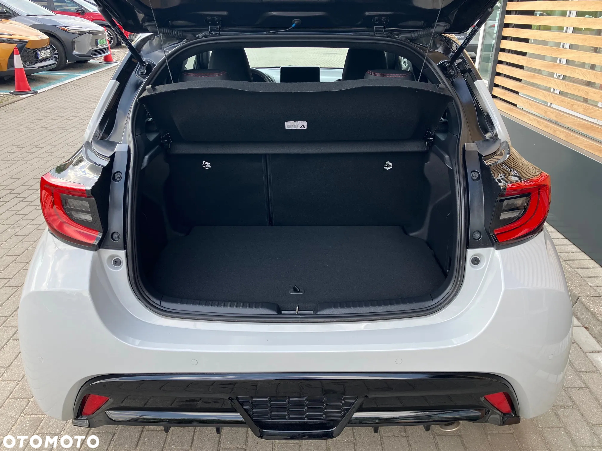 Toyota Yaris Hybrid 1.5 GR Sport - 8
