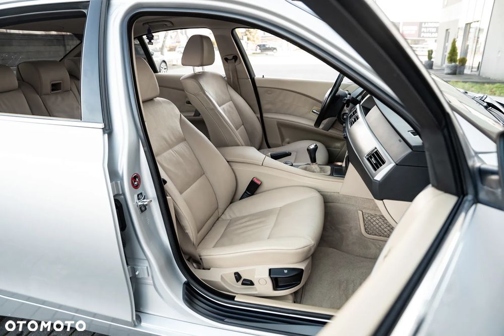 BMW Seria 5 525xi - 18