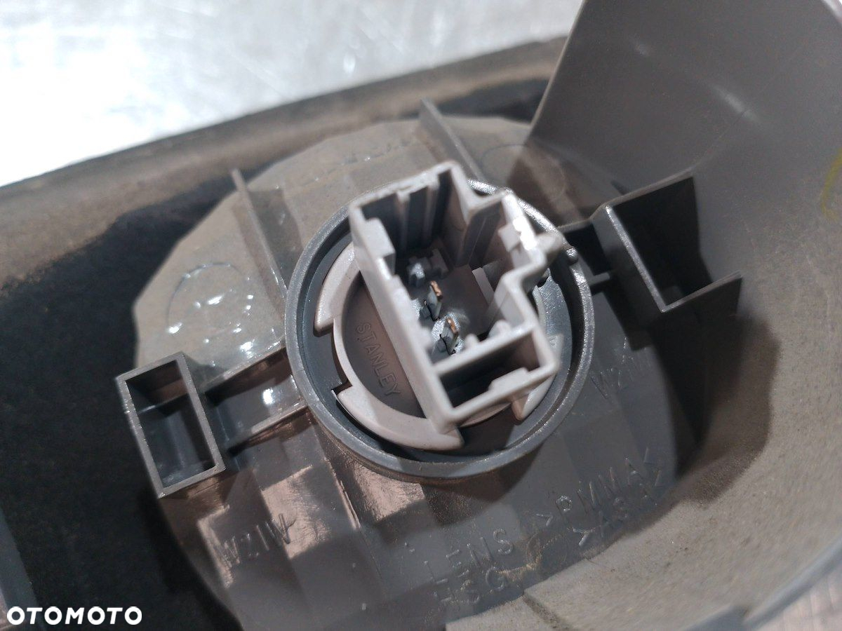 LAMPA TYLNA PRAWA W KLAPE HONDA ACCORD VII P3214R SEDAN - 4