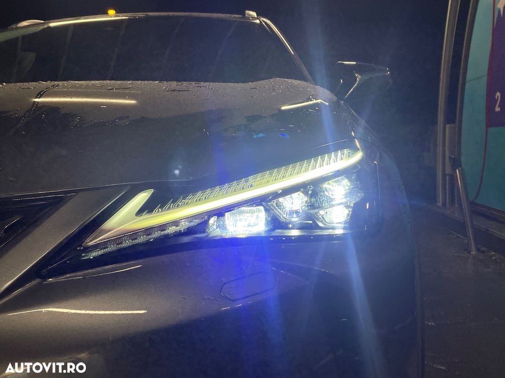 Lexus UX - 30