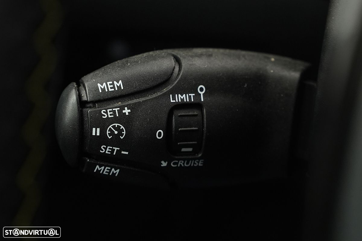 Peugeot e-2008 50 kWh GT - 17