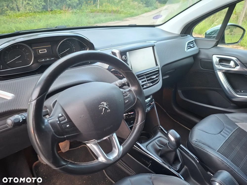 Peugeot 2008 1.2 Pure Tech Style S&S - 10