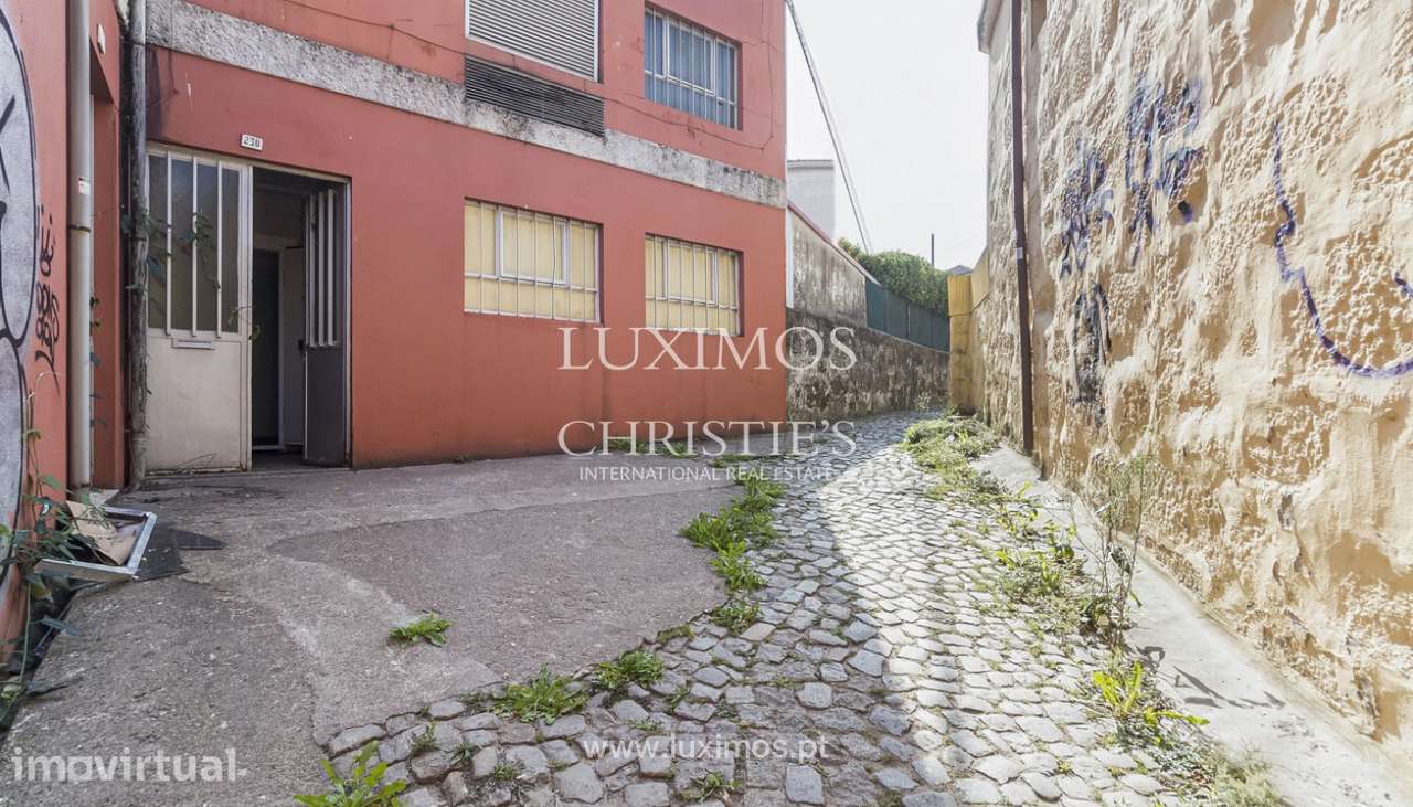 Venda: Prédio para remodelação, no Centro do Porto - Grande imagem: 2/15