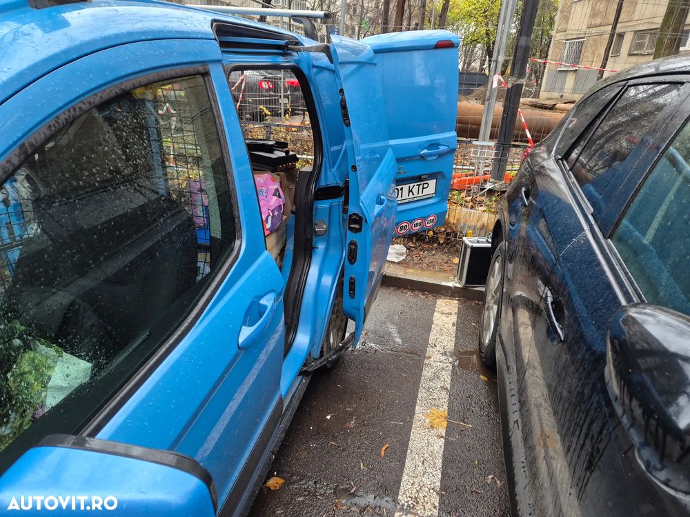 Ford Transit Courier - 13