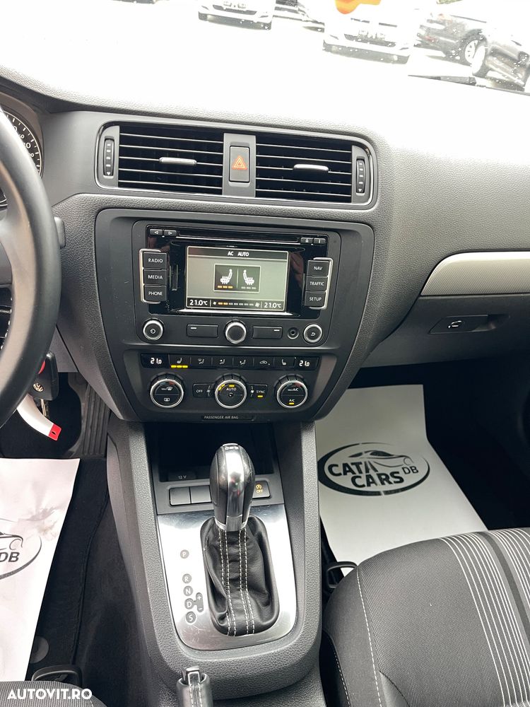Volkswagen Jetta 1.6 TDI DSG Comfortline - 32