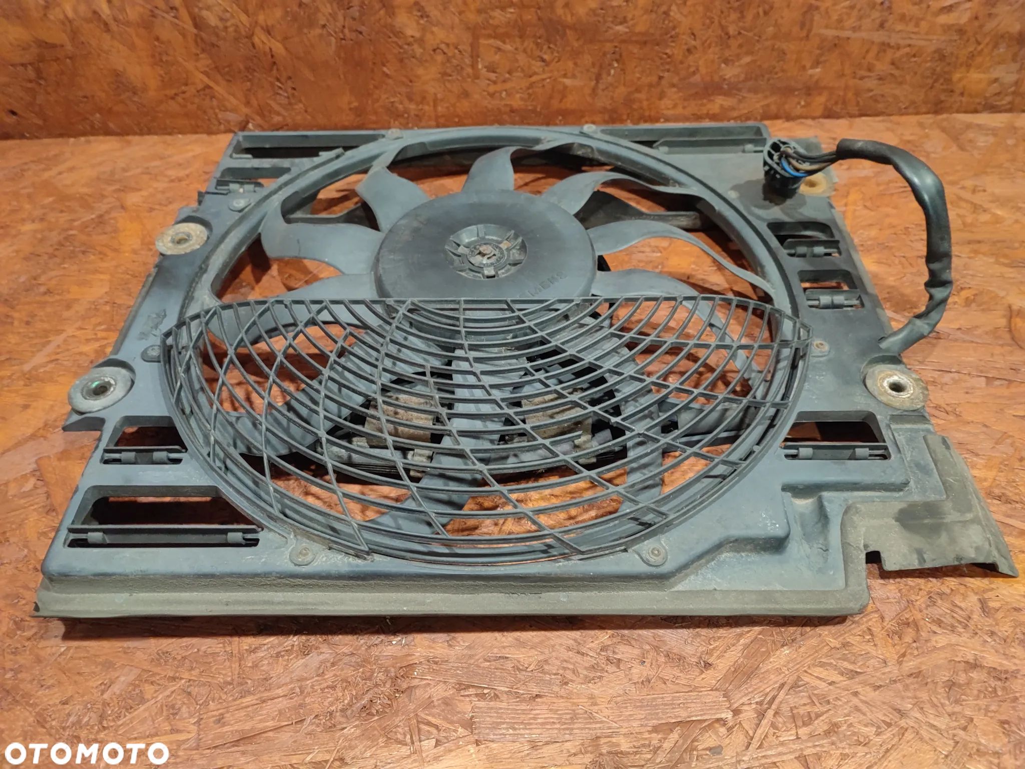BMW E39 ORYGINALNY WENTYLATOR KLIMATYZACJI / ELEKTRYCZNY WIATRAK 4 PINY CHŁODNICY KLIMY O NR. 64 54 6 919 058 / 64 54 8 373 003  / 64 50 6 908 031 /  64 54 6 921 396 OEM SPRAWNY W 100% - 1