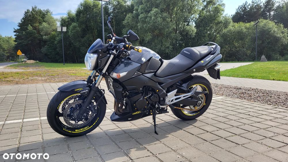 Suzuki GSR - 11