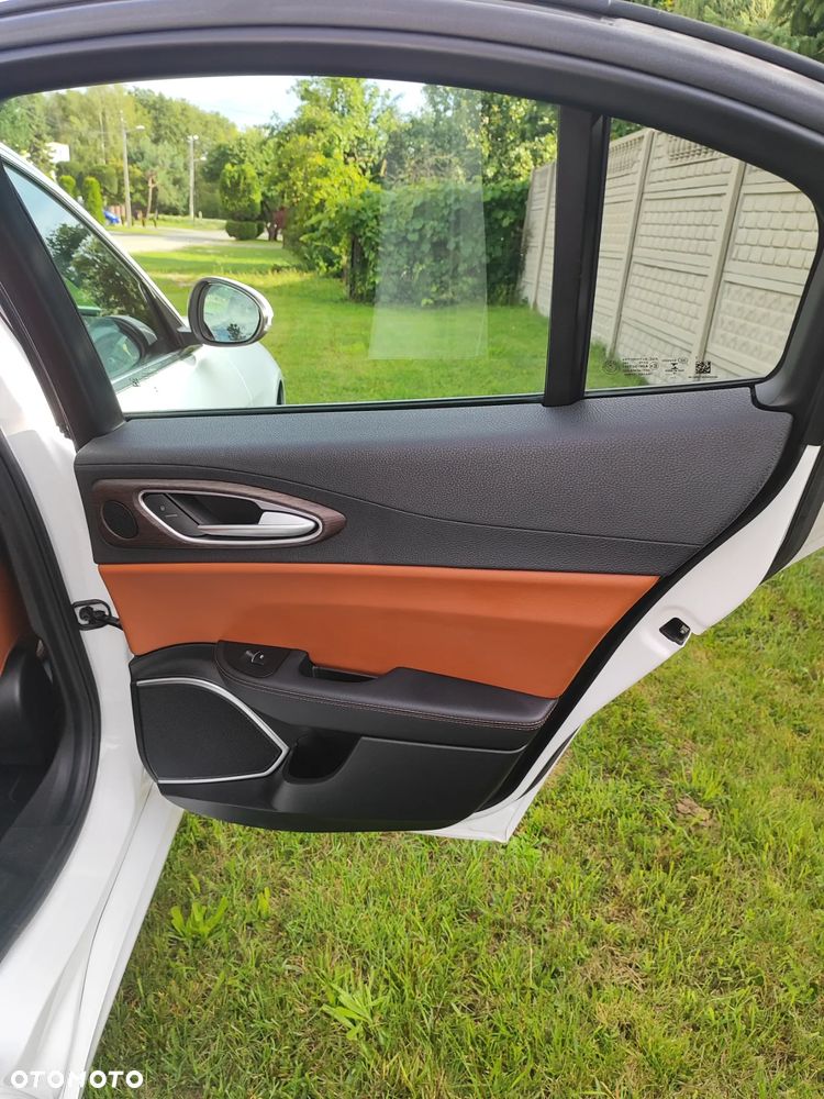 Alfa Romeo Giulia 2.0 Turbo 16V AT8-Q4 Ti - 12