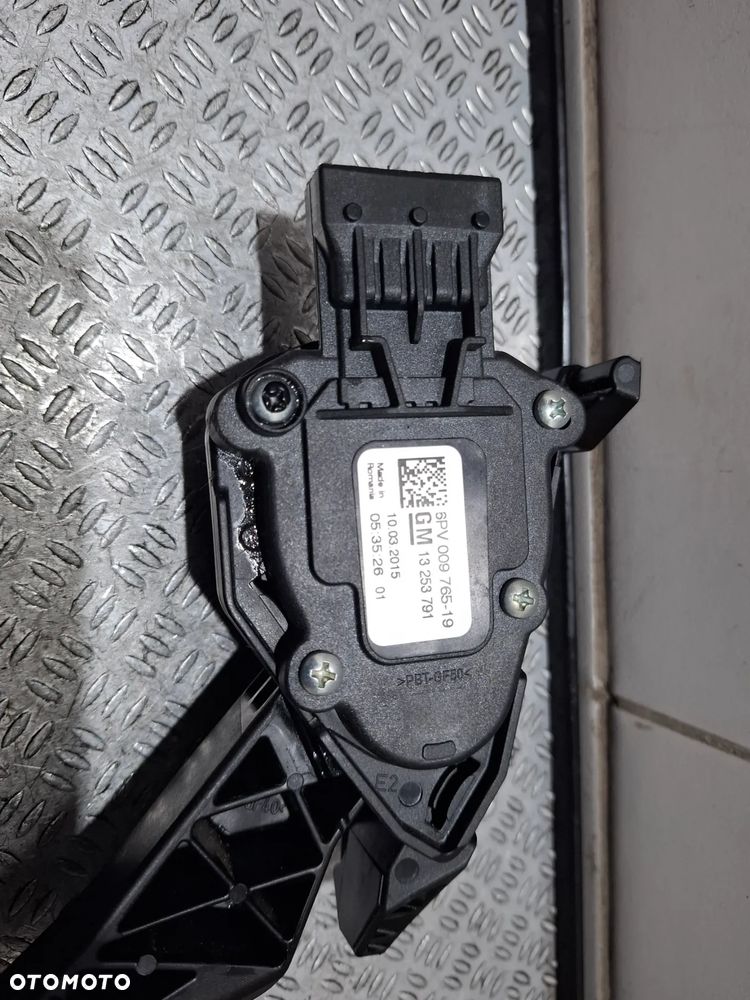 Potencjometr gazu Opel Zafira C Rok 2015 nr 13253791 - 2