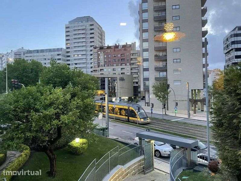 Lugar Garagem + Arrumo na Av. República - Gaia - Grande imagem: 2/4