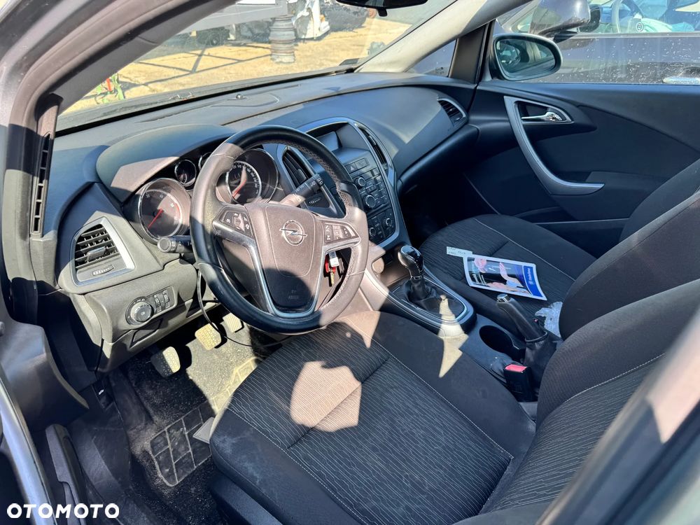 OPEL ASTRA SPORTS TOURER 2013 *SAMOCHÓD NA CZĘŚCI* 6809  MASKA, LAMPA, DRZWI, LUSTERKO, ZDERZAK, GRILL, BŁOTNIK, KLAPA, BELKA, DESKA, FOTELE, KANAPA, ĆWIARTKA KIEROWNICA, TARCZE, ZACISKI, ZAWIESZENIE, KOMPLETNY PRZÓD, KOMPLETNY TYŁ, LICZNIK, ZEGARY, PRAWE LEWE PRZÓD TYŁ - 5