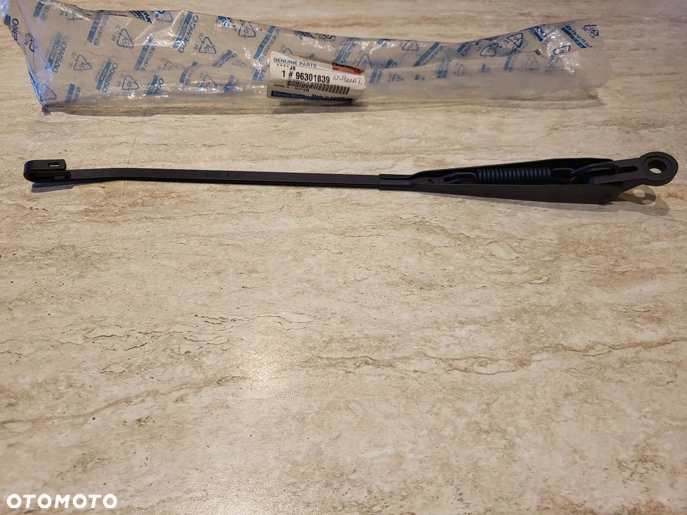 ramię wycieraczki tył Daewoo  NUBIRA Hatchback - 2