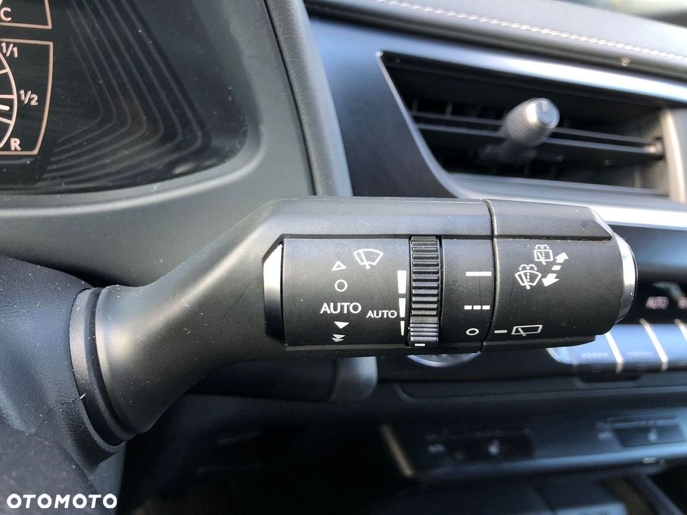 Lexus UX 250h GPF F Impression 2WD - 29